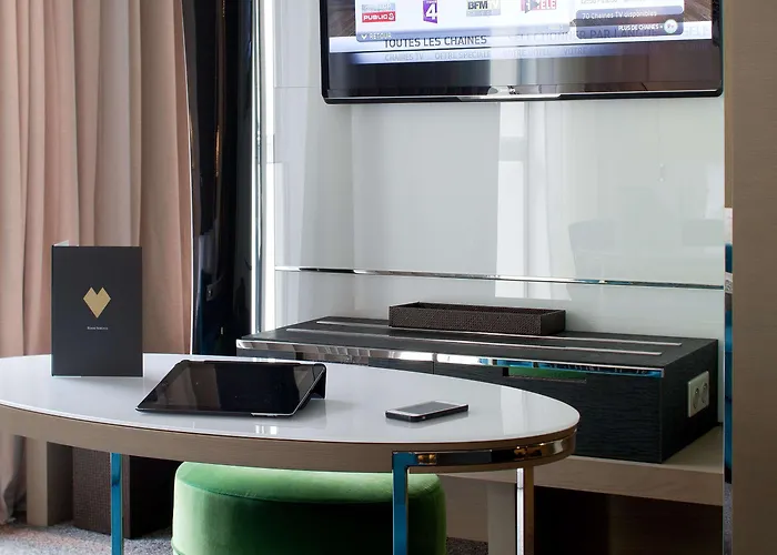 Etoile Maillot Hotel