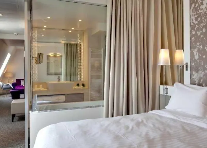 Hotel Etoile Maillot 4*